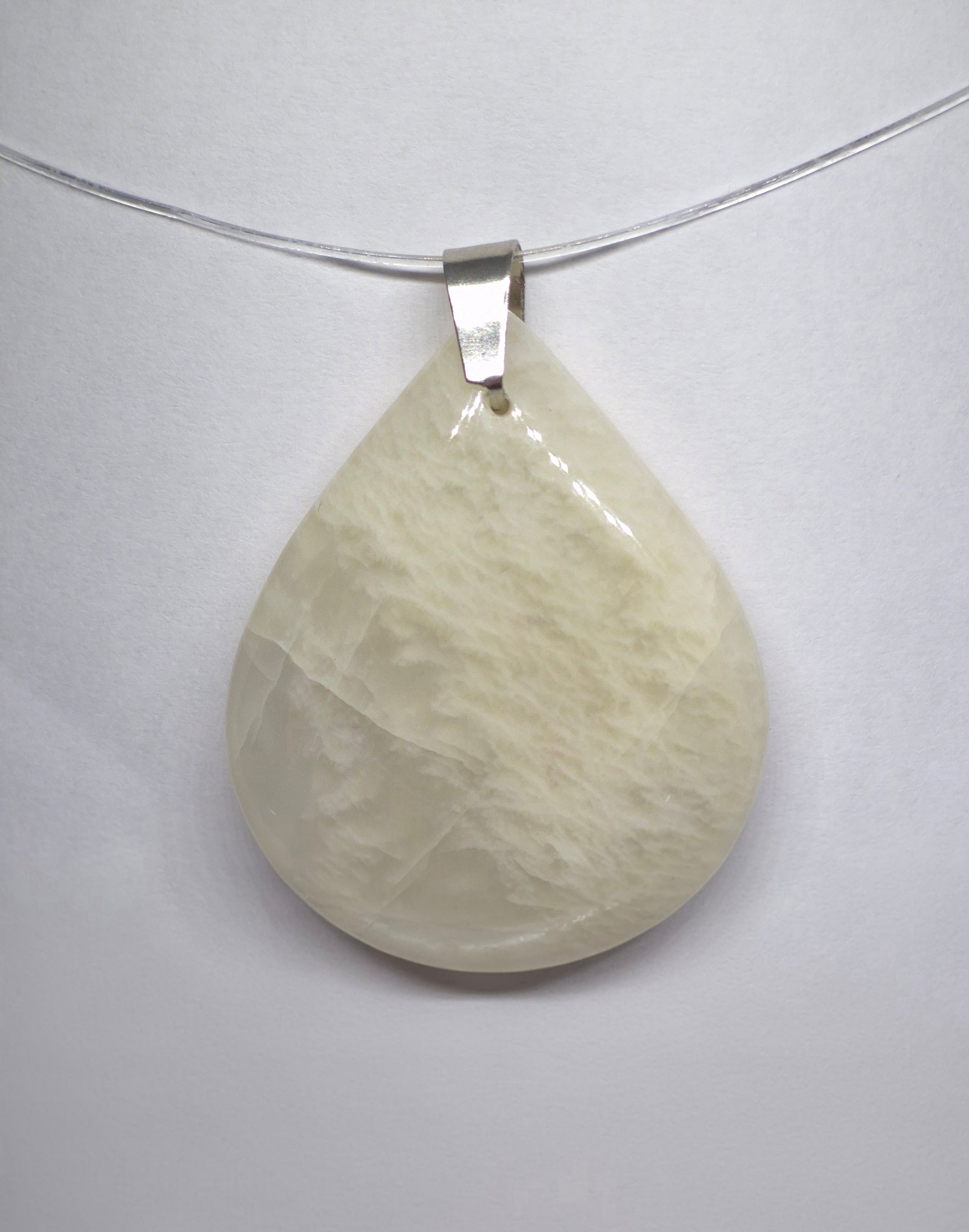 Pendentif Pierre Plate Goutte en Pierre de Lune Beige de Madagascar – Grade AA
