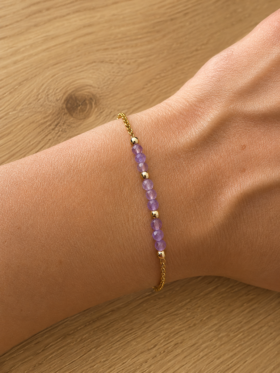 Éclat d’Améthyste – Bracelet Doré en Pierres Naturelles